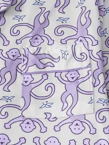 Detailansicht des Pyjama-Oberteils mit Affenprint, Brusttasche und Stoffstruktur