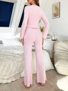 Vue arrière détaillée d'un ensemble de détente rose à manches longues dans une chambre.
