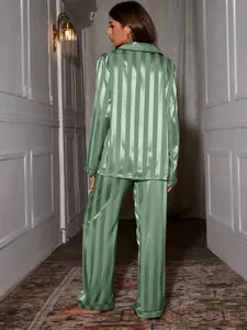 Vue arrière détaillée d'un pyjama en satin à rayures vertes montrant une coupe ample
