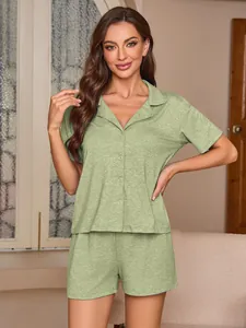 Détail de l'ensemble de pyjama vert doux pour femme avec chemise à revers et boutons