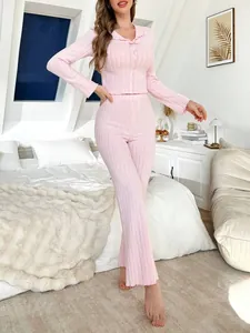 Vue détaillée de l'ensemble de détente rose côtelé pour femme avec col à nœud et pantalon long
