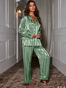 Détail de l'ensemble pyjama rayé vert pour femme avec finition satinée et chemise