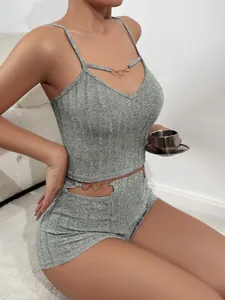 Vista dettagliata delle maglie metalliche a cuore su questo set da casa in maglia grigia