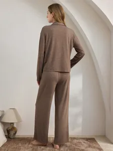 Detailansicht Rückseite von Damen-Loungewear-Set in Taupe, weicher Strick, Langarm