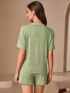 Vue arrière d'un ensemble de pyjama vert sauge pour femme avec haut à manches courtes