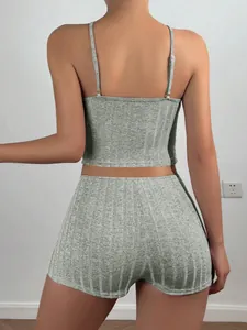 Vista posteriore dettagliata di un set da casa in maglia a coste grigio con canotta e shorts