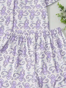 Detailansicht des lila Pyjamas für Damen mit Affen-Print und bequemem Gummibund
