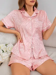 Detailansicht des rosa Satin-Pyjama-Sets mit Leopardenmuster, Button-Down-Hemd und Shorts
