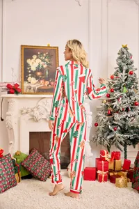 Vue arrière d'une femme en pyjama de Noël à rayures festives et motifs