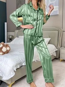 Vue détaillée d'un ensemble de pyjama en satin à rayures vert sauge pour femme en chambre