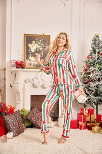 Ensemble de pyjama de Noël à rayures rouges et vertes dans un salon décoré de fête