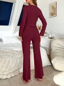 Vue arrière d'un ensemble de détente côtelé bordeaux à manches longues et pantalon.