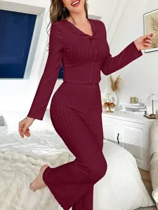 Détail de l'ensemble de détente côtelé bordeaux pour femme avec manches longues