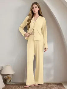 Gemütliches zweiteiliges Damen-Pyjama-Set mit gelbem Button-Up-Shirt und passender Hose