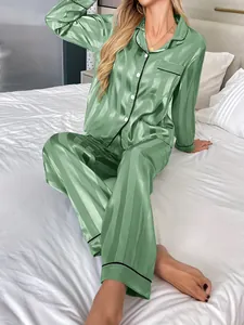 Vue détaillée de l'ensemble de pyjama en satin à rayures vertes avec chemise et pantalon
