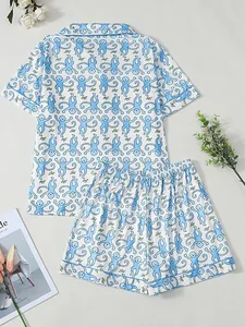 Detailansicht eines Damen-Schlafanzug-Sets mit blauem Comic-Affen-Print-Muster
