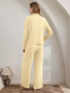 Rückansicht eines bequemen hellgelben Langarm-Pyjama-Sets für Damen, weiche Loungewear.
