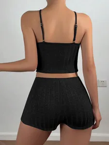 Vista posteriore dettagliata di un sexy set pigiama nero a due pezzi in maglia a coste