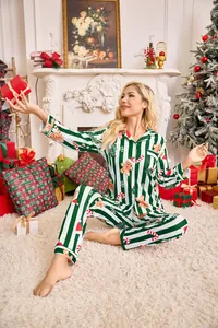 Ensemble de pyjama de Noël pour femme à rayures vertes et blanches et motifs festifs.