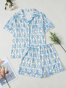 Detail eines zweiteiligen Pyjama-Sets mit Affenprint, kurzen Ärmeln und Shorts