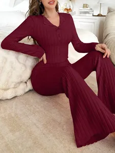 Ensemble de détente bordeaux pour femme avec texture côtelée et pantalon large