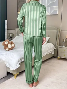 Vue de dos d'un ensemble de pyjama en satin à rayures vertes pour femme dans une chambre