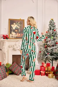 Vue arrière d'un pyjama de Noël festif pour femme avec des motifs de bonhomme de pain d'épices