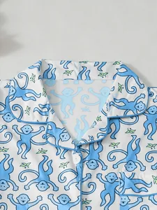 Detaillierte Nahaufnahme des Kragens und des süßen blauen Affendrucks auf Damenpyjamas.