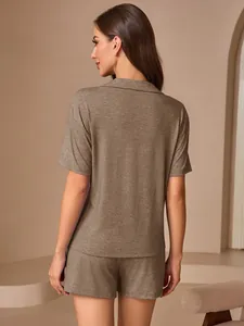 Vue arrière d'un pyjama marron à manches courtes montrant la coupe ample et le tissu