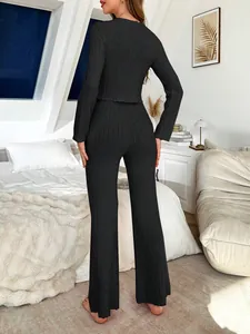 Vue arrière d'un ensemble de détente chic en maille côtelée noire à manches longues.