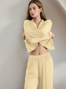 Weiches cremefarbenes Langarm-Pyjama-Set mit Button-down-Oberteil und passender Hose