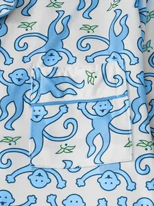 Detailaufnahme eines Damen-Schlafanzugoberteils mit Affen-Print, Tasche und Paspelierung
