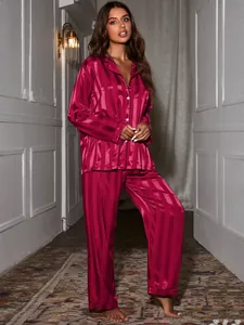 Vue détaillée montrant la texture de l'ensemble pyjama en satin à rayures roses