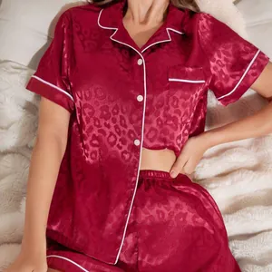 Ensemble pyjama en satin à imprimé léopard rouge avec haut à revers et short pour femme