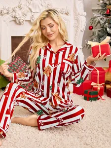 Pyjama de Noël pour femme avec rayures rouges et blanches et motifs de pain d'épices.
