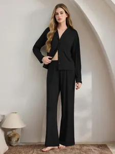 Vollansicht eines schwarzen langärmeligen Damen-Pyjama-Sets in minimalistischem Design