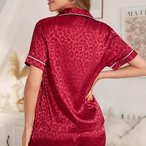 Élégant ensemble de pyjama en satin à imprimé léopard rouge avec passepoil contrasté blanc