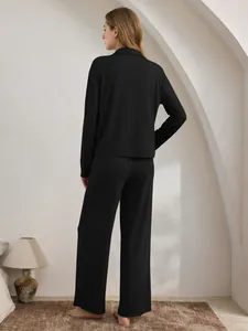 Rückansicht eines schwarzen zweiteiligen Loungewear-Sets mit Langarmtop und weite Hose