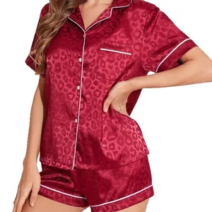 Ensemble de pyjama en satin rouge à imprimé léopard avec chemise boutonnée et short