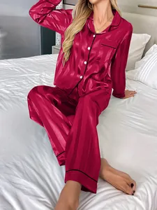 Élégant ensemble de pyjama en satin rayé bordeaux pour femme avec col à revers