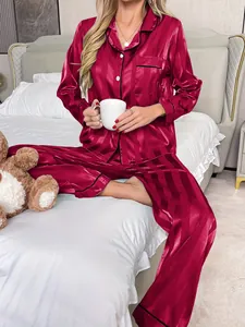 Vue détaillée de l'ensemble de pyjama en satin rayé rouge dans une chambre.