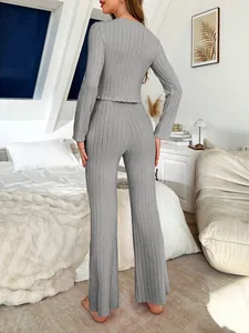 Vue arrière détaillée d'un ensemble gris côtelé avec haut à manches longues et pantalon.