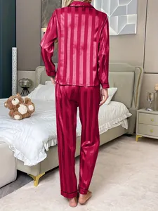 Vue arrière d'un pyjama en satin à rayures rouges pour femme montrant la coupe décontractée