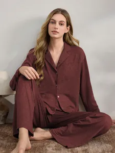 Weiches bordeauxfarbenes zweiteiliges Pyjama-Set mit Knopfleiste und weiten Hosen