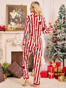 Vue arrière d'un ensemble de pyjama de Noël festif avec des rayures rouges et motifs