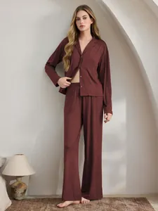Elegantes kastanienbraunes Langarm-Pyjama-Set für Damen in einem minimalistischen Studio