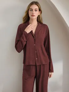 Zweiteiliges bordeauxfarbenes Damen-Schlafanzug-Set mit langärmeligem Oberteil und Hose