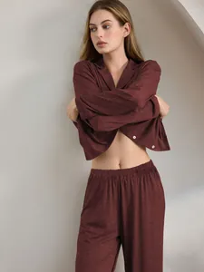 Nahaufnahme eines bequemen bordeauxroten zweiteiligen Schlafanzugs für Damen am Modell