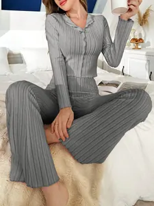 Vue détaillée d'un ensemble de pyjama gris côtelé avec col à revers et petit nœud