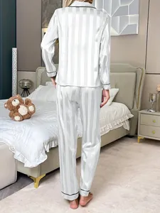 Vue arrière de l'élégant pyjama en satin rayé avec chemise à revers et pantalon